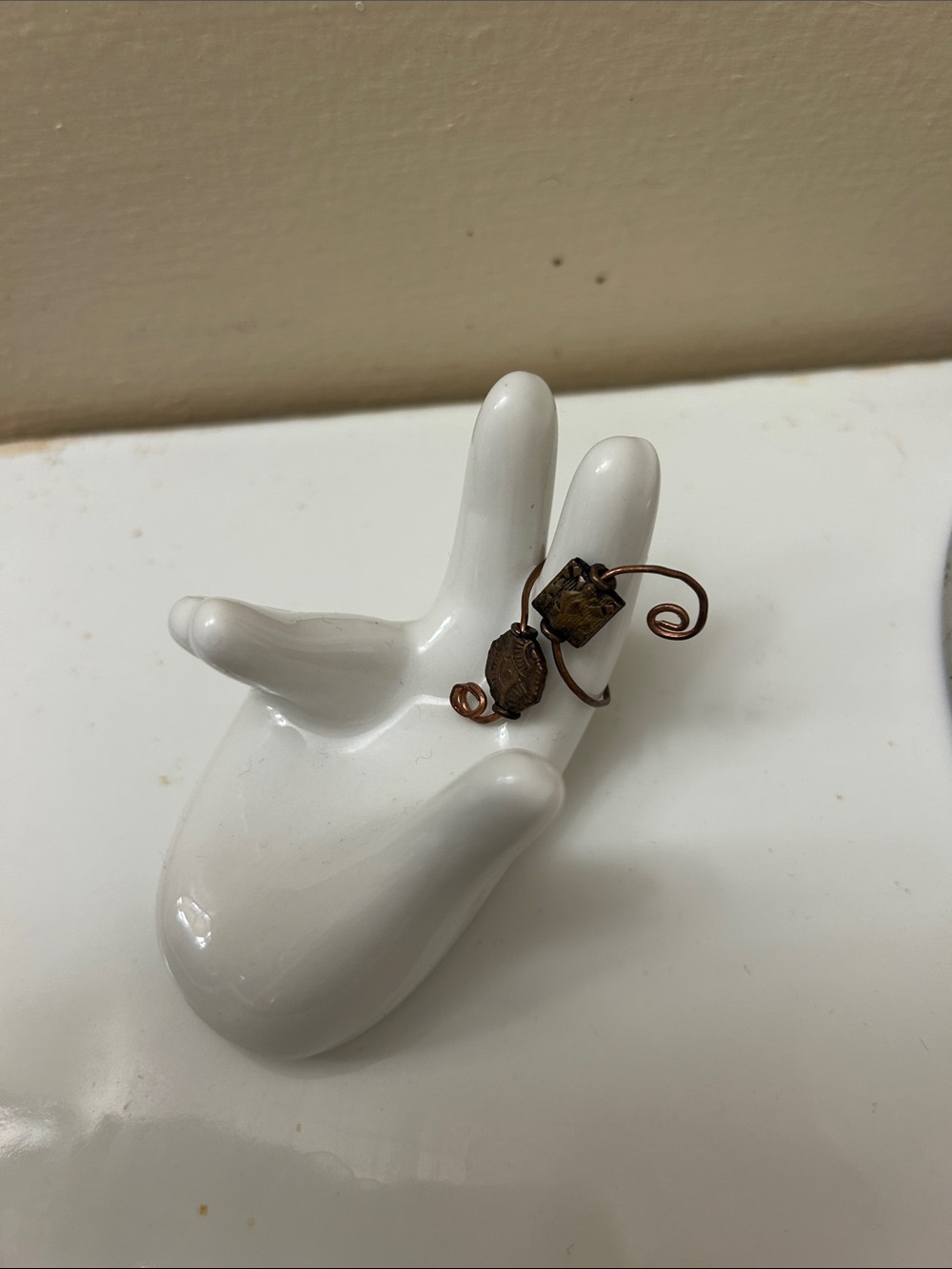 Bronze ring-pointer finger - Picture 1 of 6